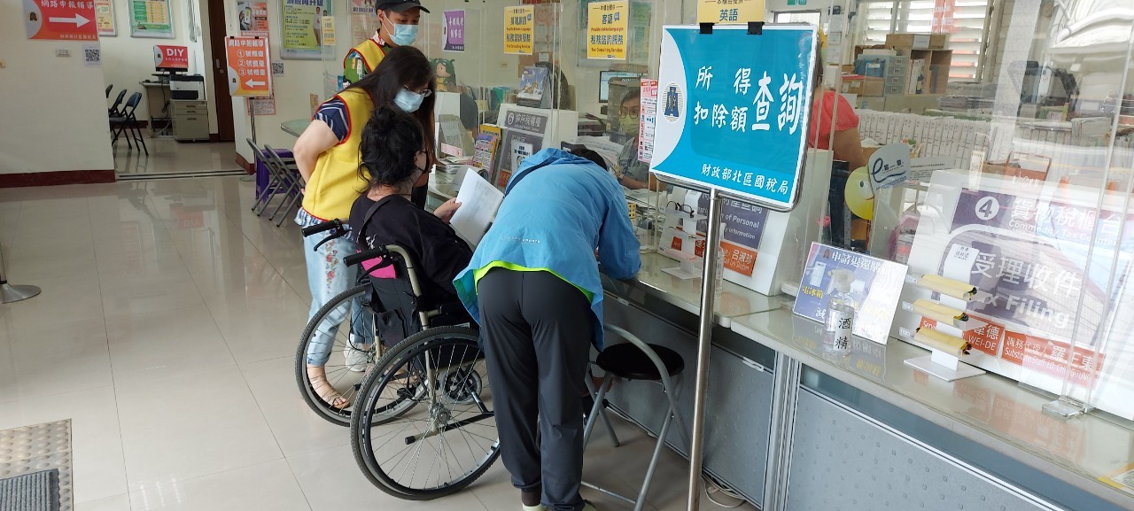 同仁輪值行動服務，協助身障民眾辦理納稅服務