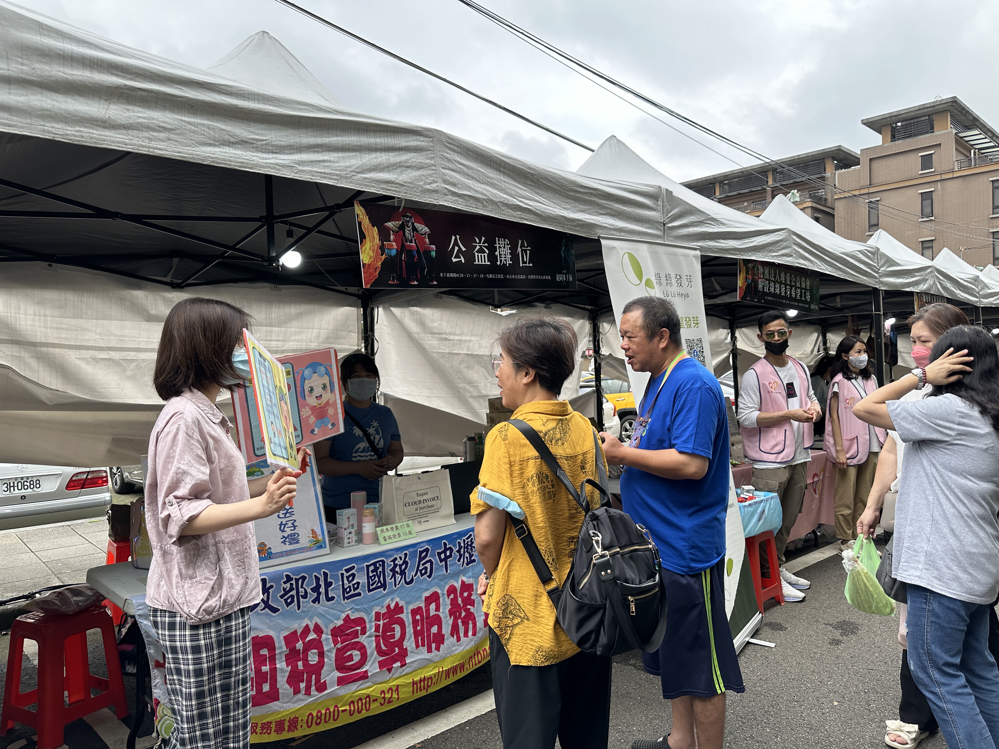 擺設宣導攤位吸引民眾聚集參與