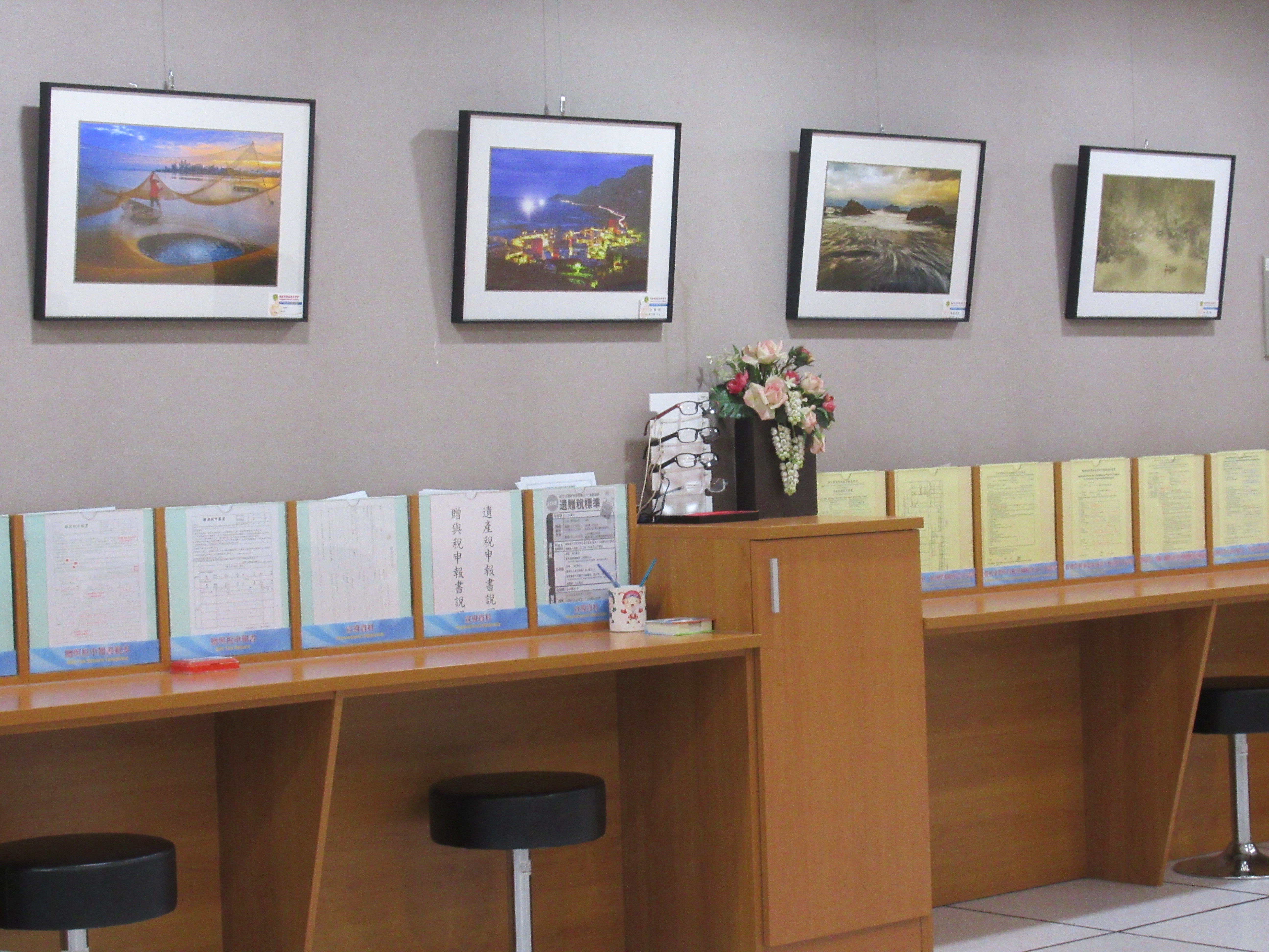 書寫檯上方佈置文藝作品