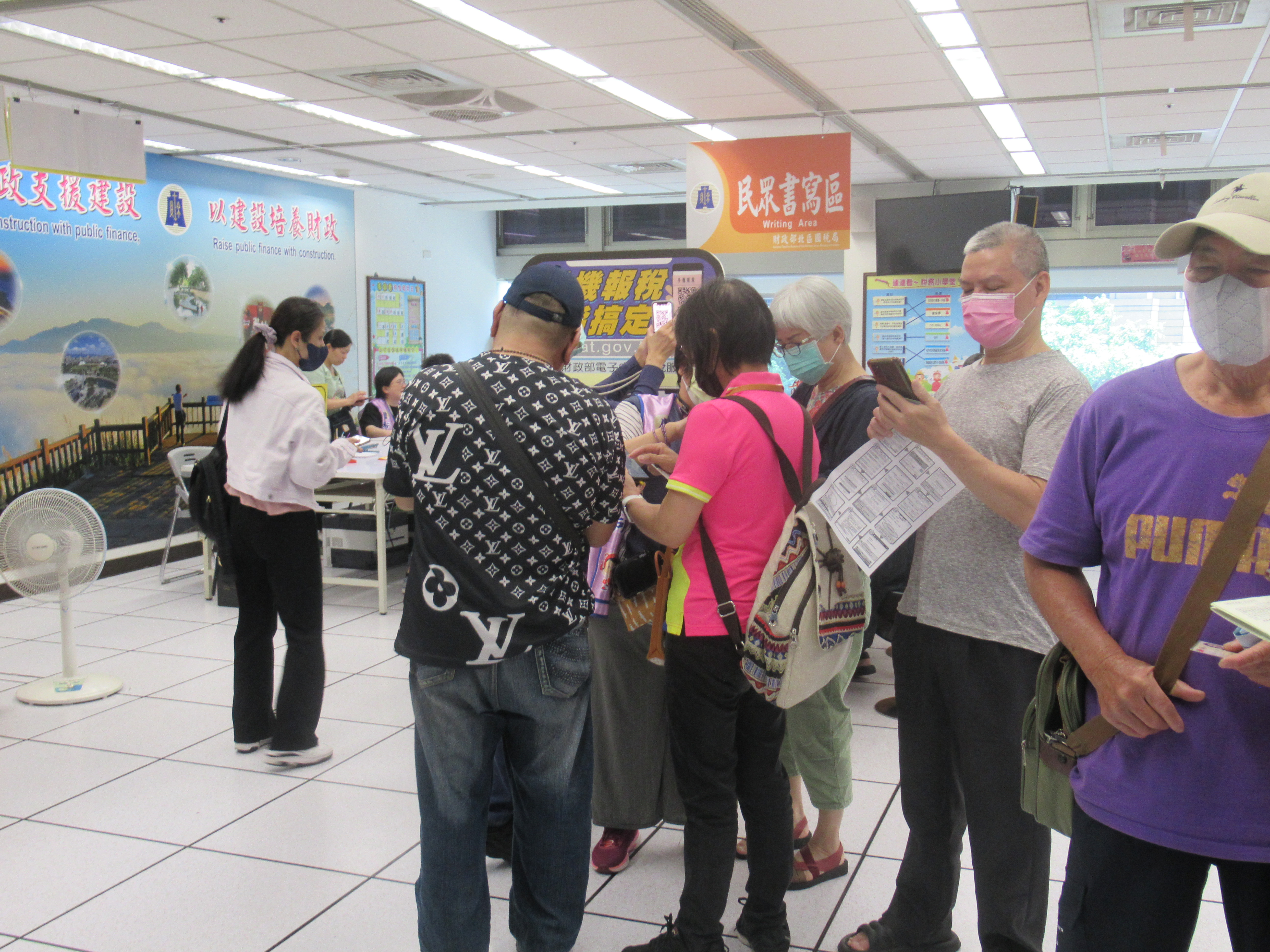 民眾在手機報稅