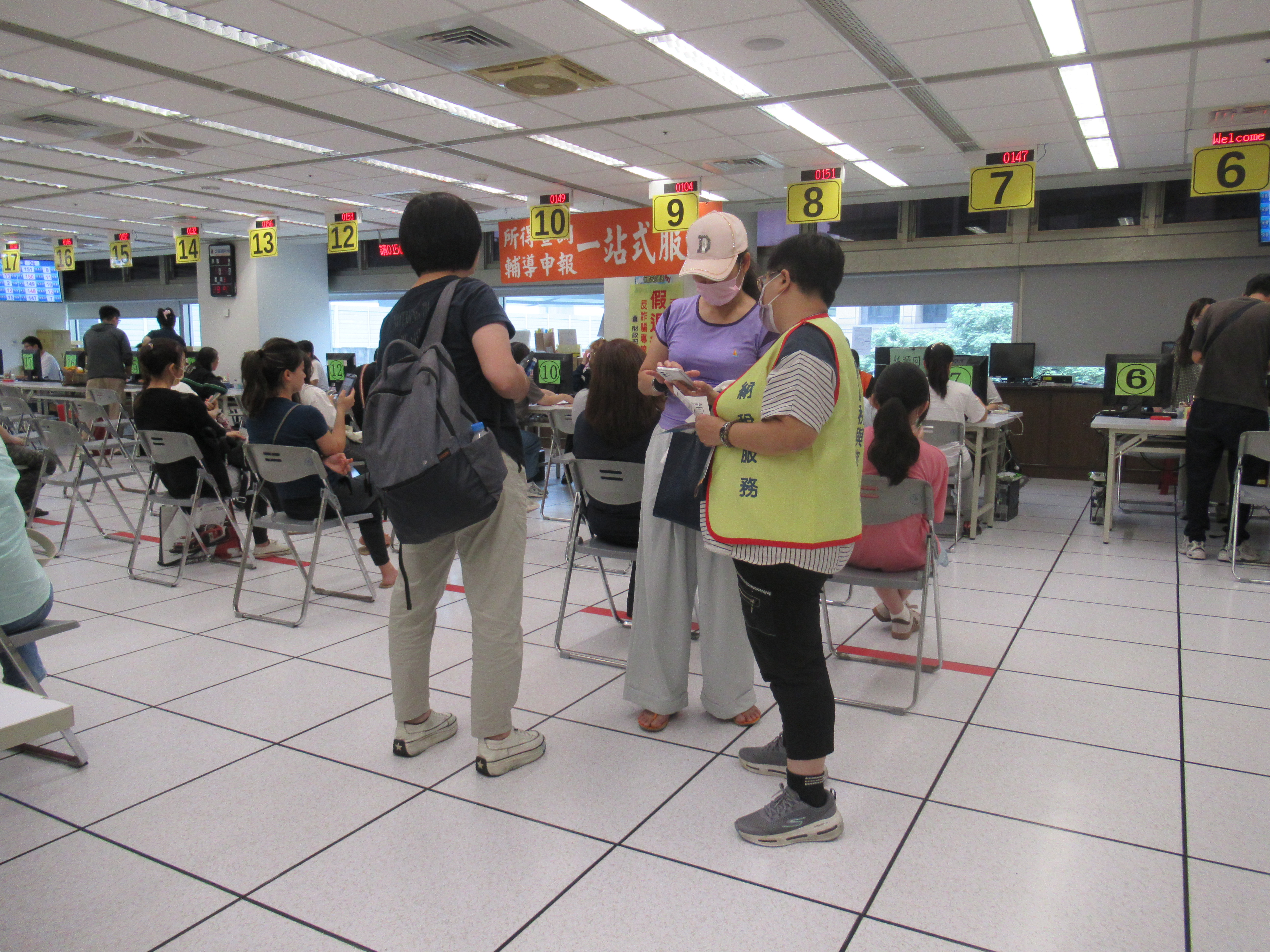 服務人員服務民眾