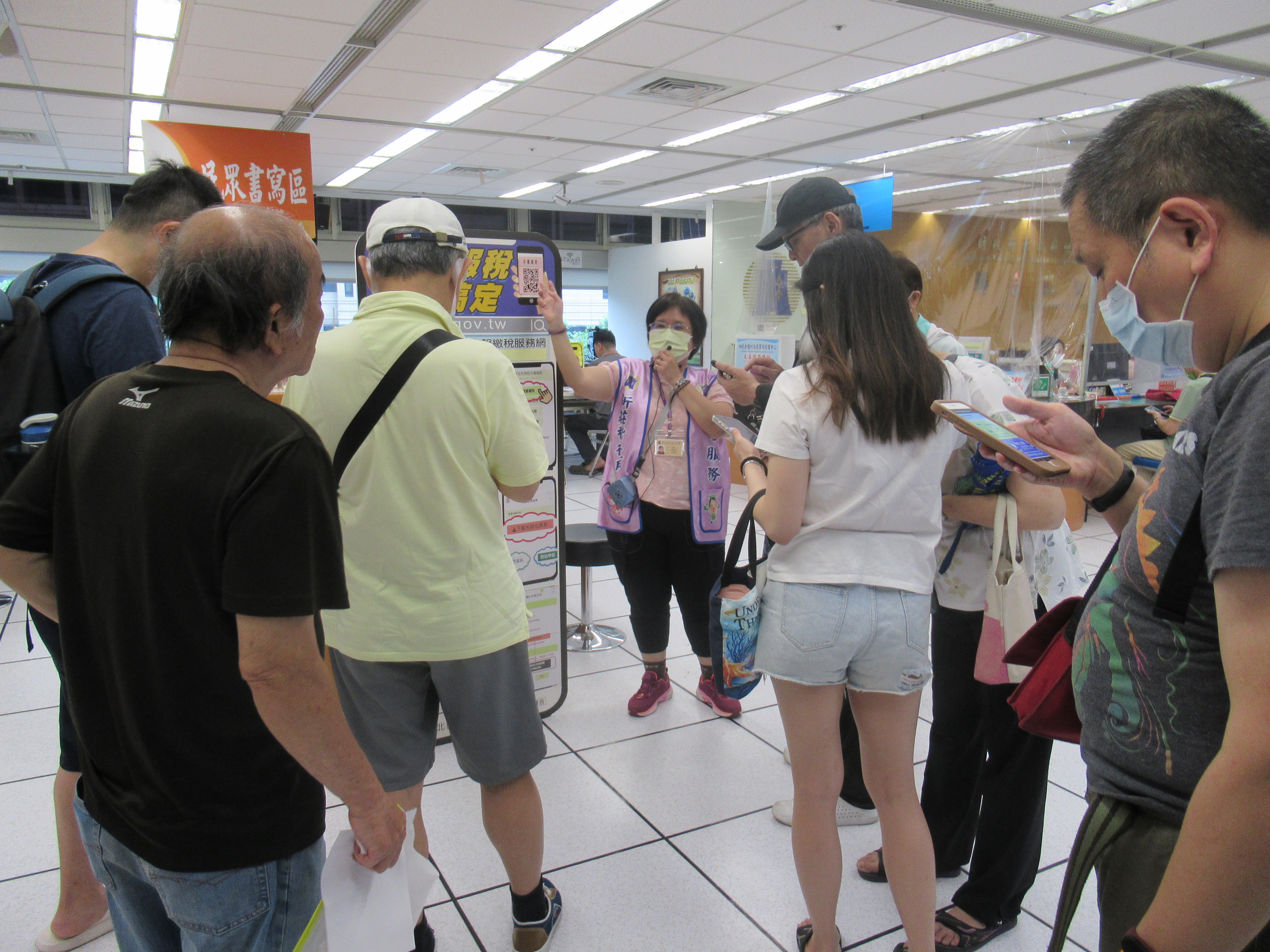 向民眾宣導手機報稅掃QR  code