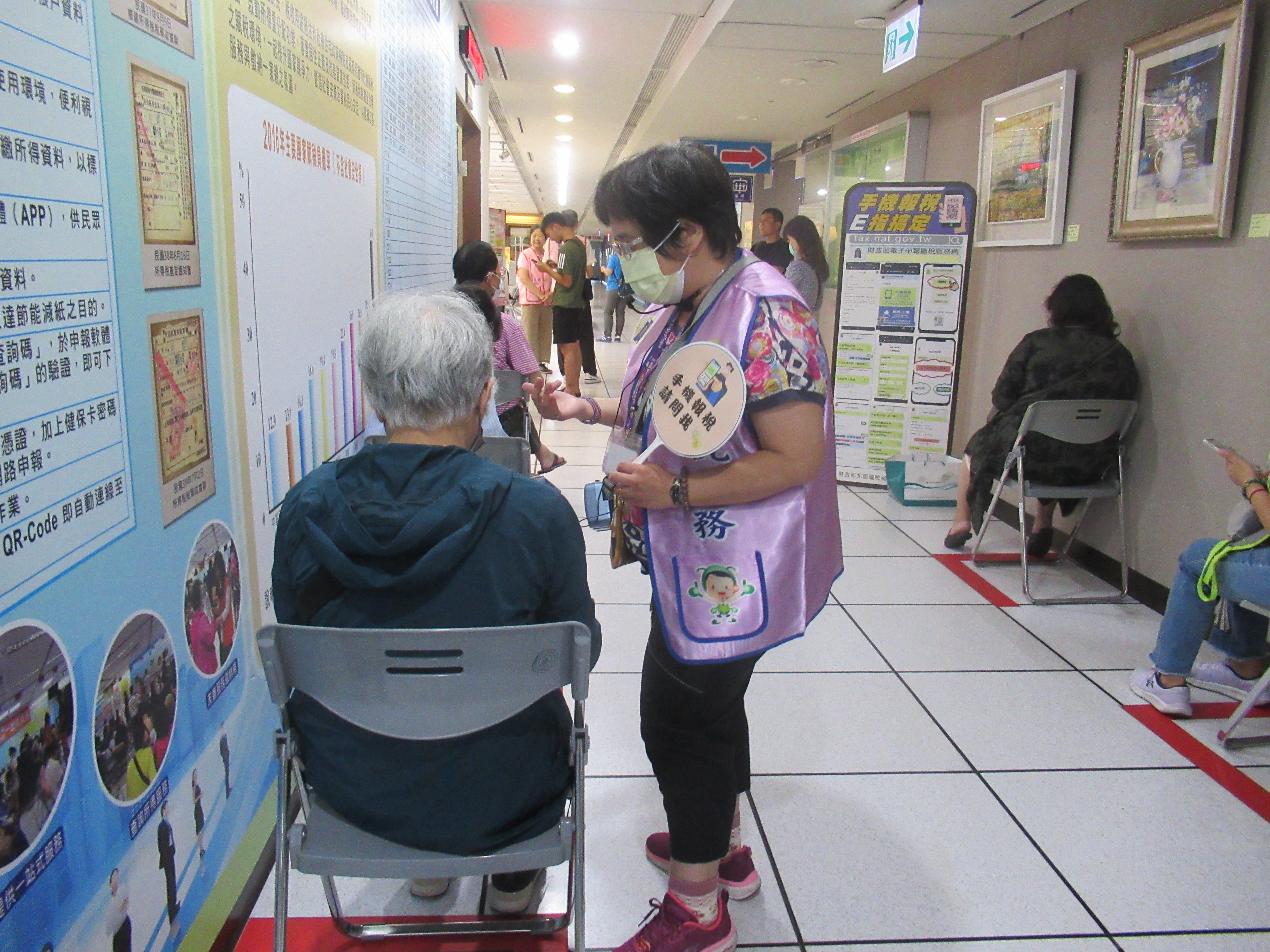 服務人員向民眾宣導