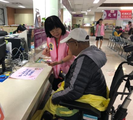 由同仁組成貼心服務小組，透過走動式服務，即時提供民眾協助及服務