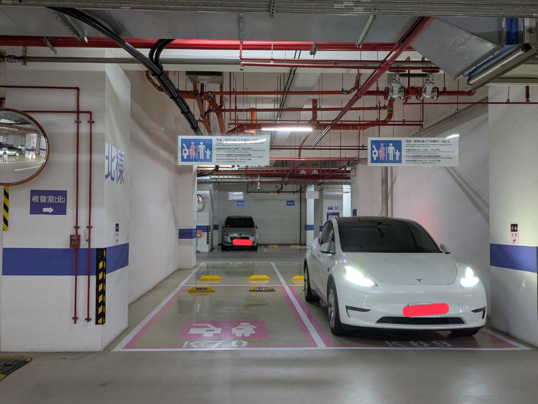 B2友善停車位前排