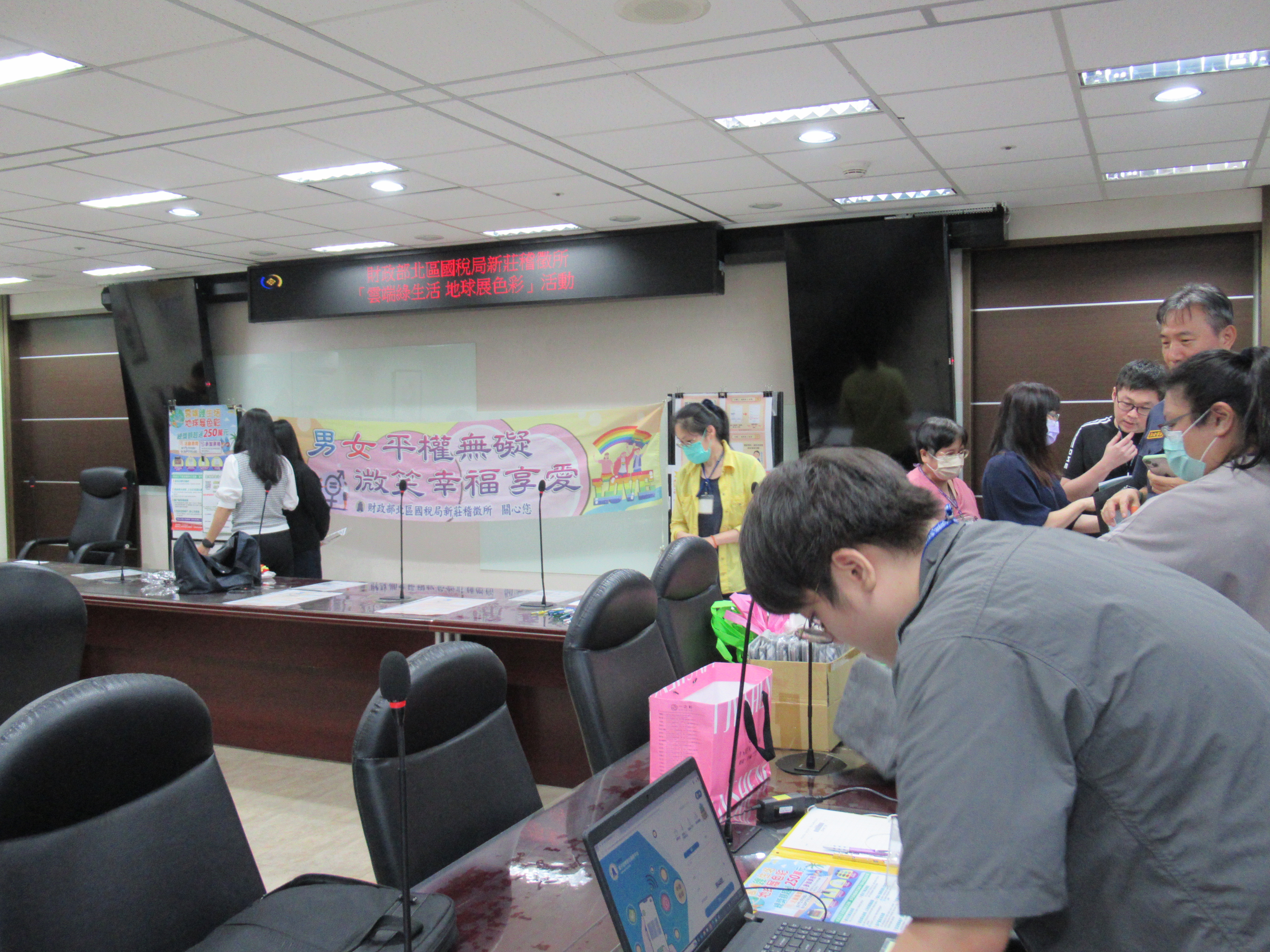 向公部門推動性別平等活動