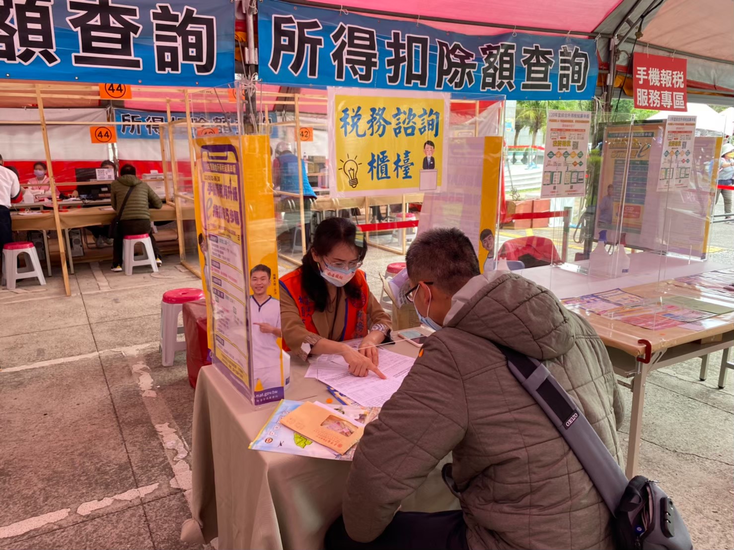 設置稅務諮詢櫃檯，由桃園市記帳士公會及桃園市會計學會派駐專業志工提供稅務諮詢服務