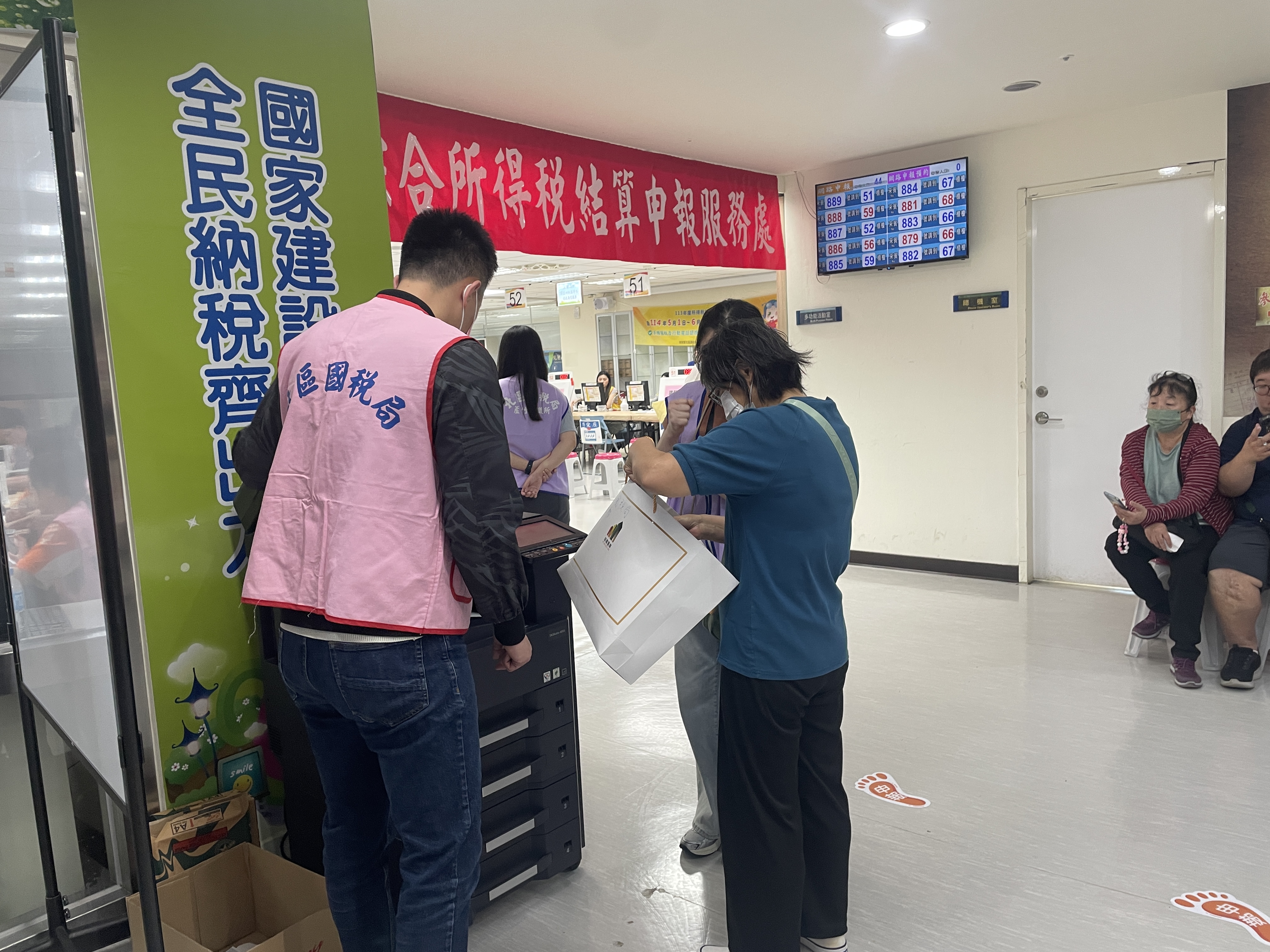 就近於申報教室門口提供免費影印機