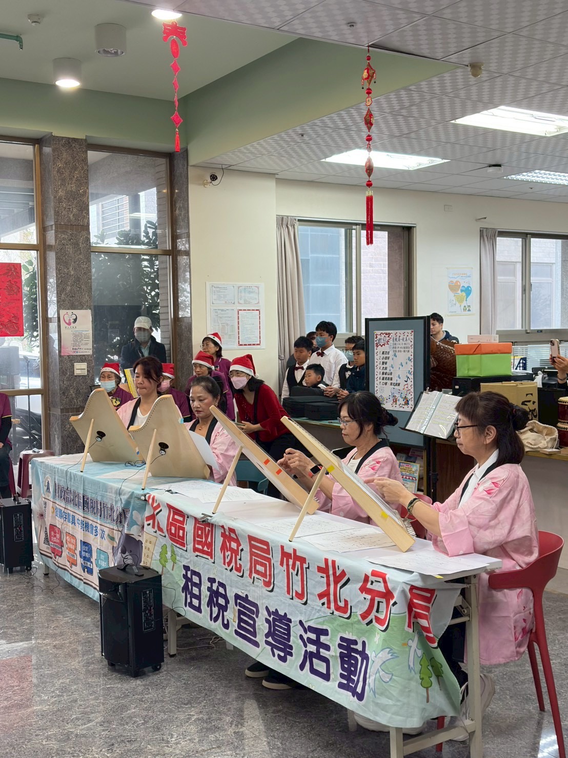 竹北分局至長照中心辦理桌上豎琴表演租稅宣導活動
