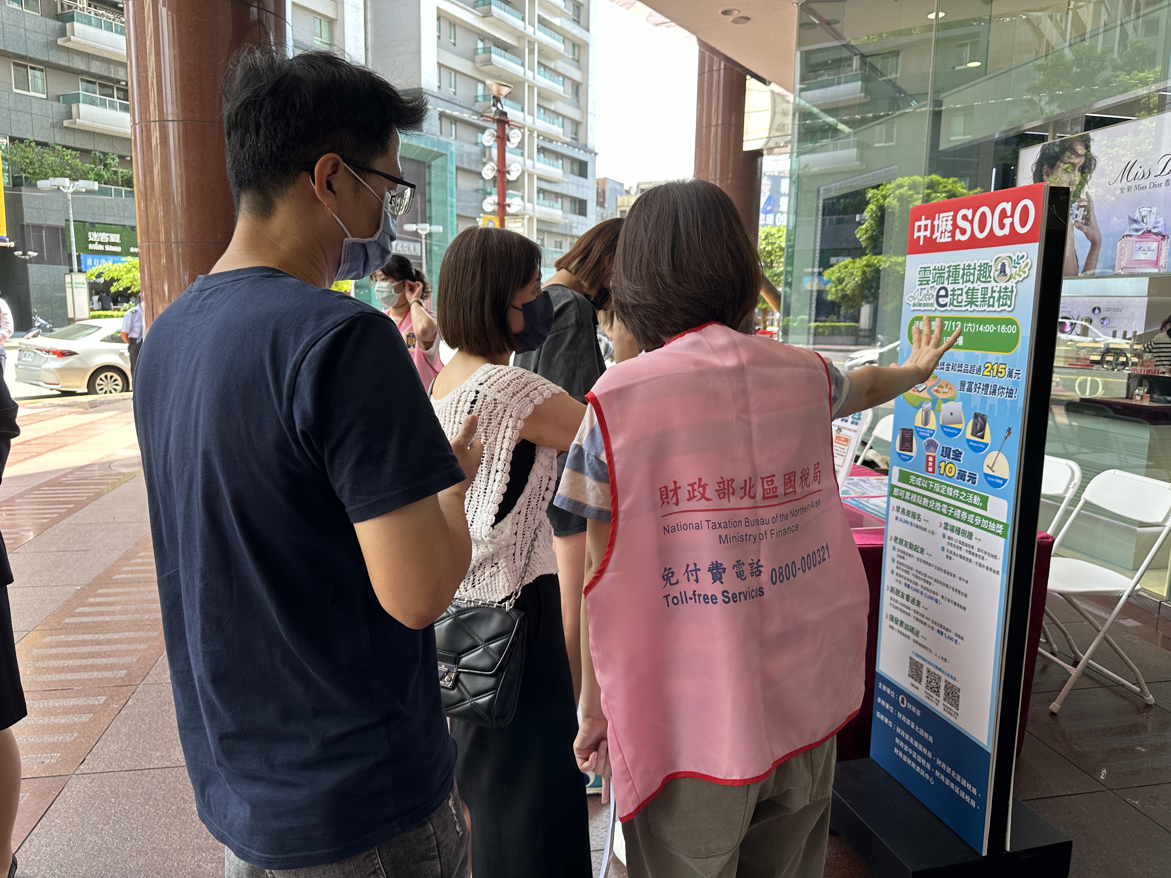 向民眾解說宣導活動內容.JPG