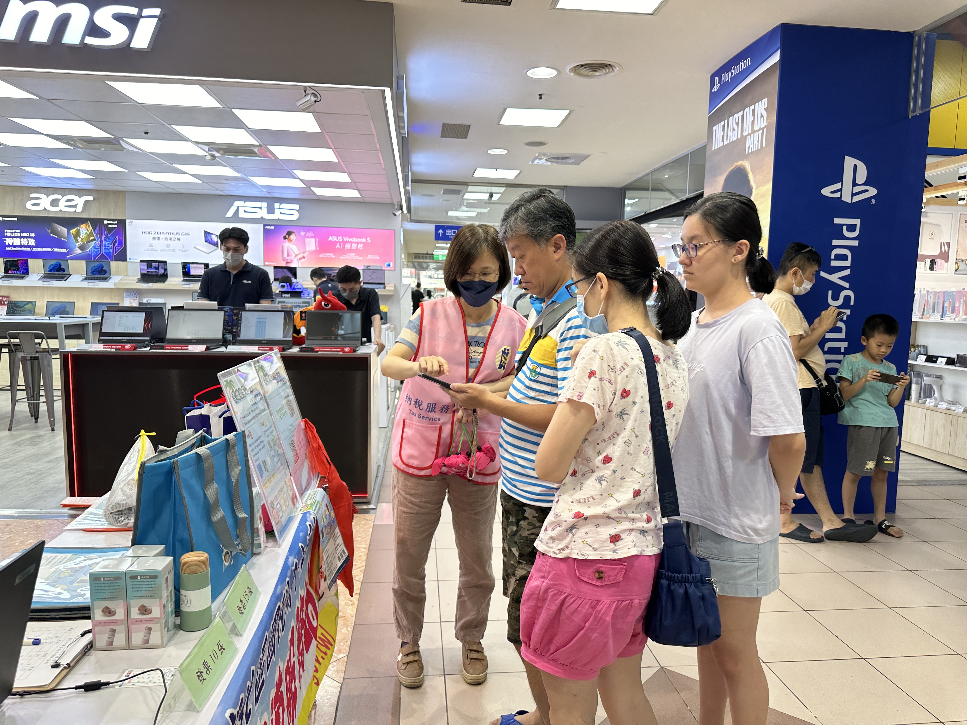 指導民眾手機捐贈雲端發票換獎品.JPG