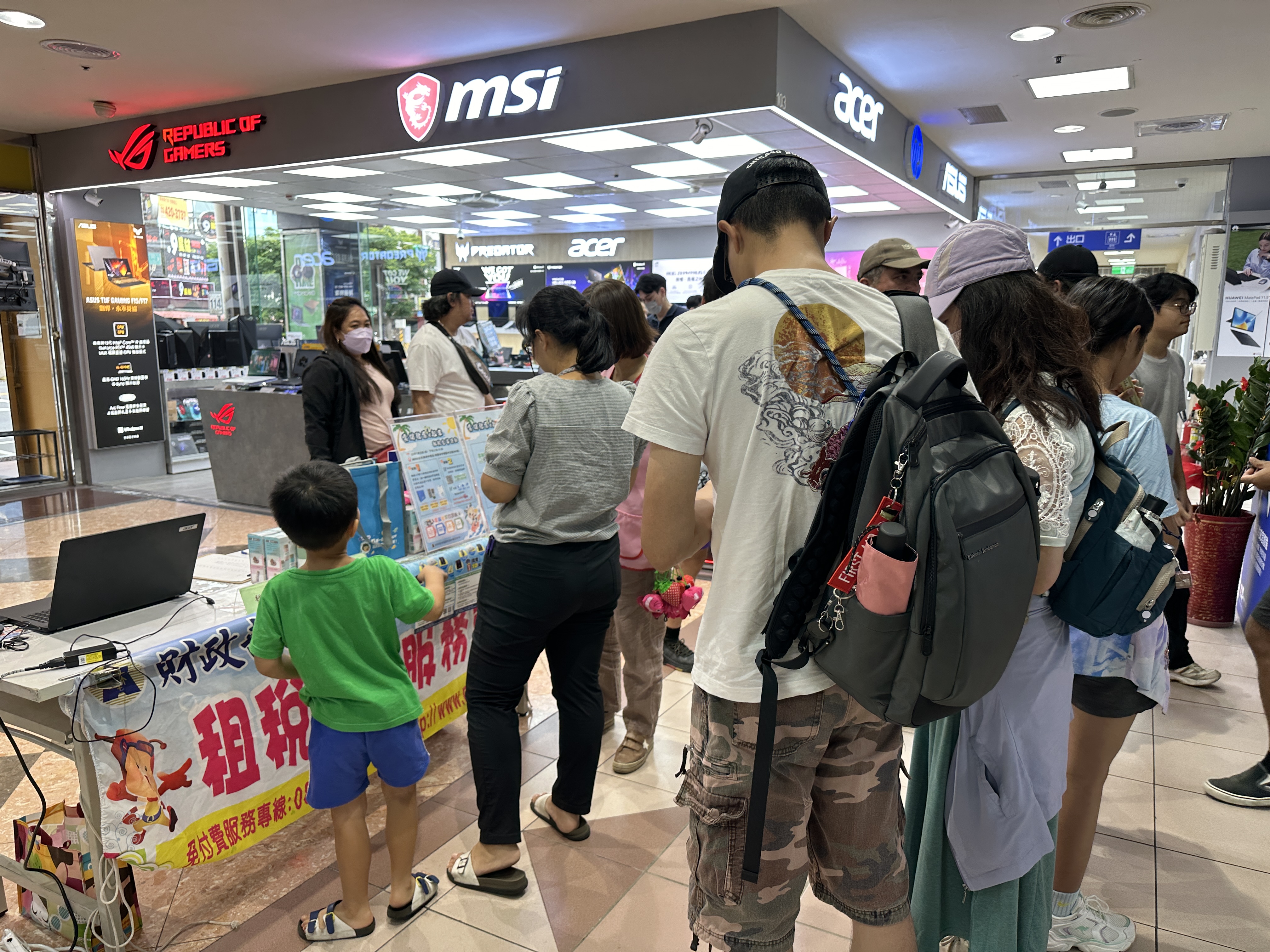 等侯捐贈雲端發票之排隊民眾人潮.JPG